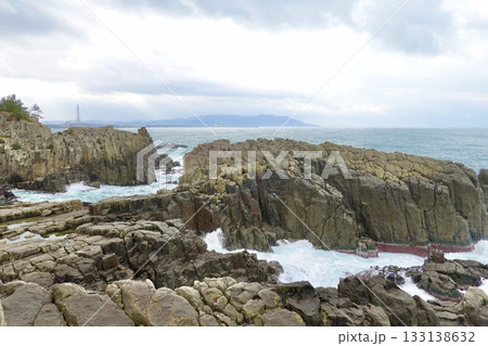 東尋坊 日本海の荒波が侵食した荒々しい崖が見える風景 福井県坂井市三国町 東尋坊 日本海の荒波が侵食した荒々しい崖が見える風景 福井県坂井市三国町 133138632