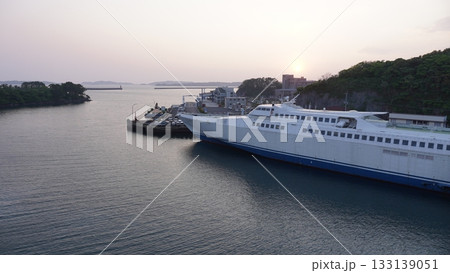 長崎県壱岐市郷ノ浦の夕方の港の風景 長崎県壱岐市郷ノ浦の夕方の港の風景 133139051