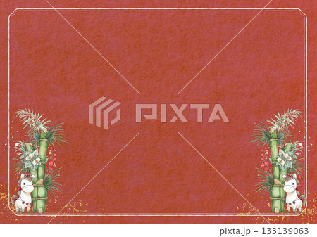 赤い和紙の背景と午をモチーフにした門松が両端にあるフレーム 133139063