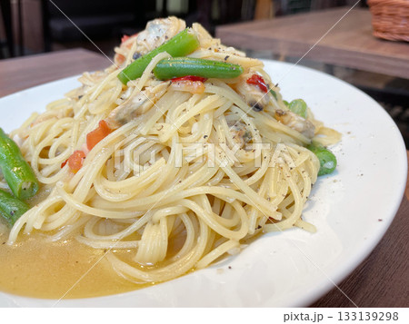 アサリとインゲンとフレッシュトマトのペペロンチーノ 133139298