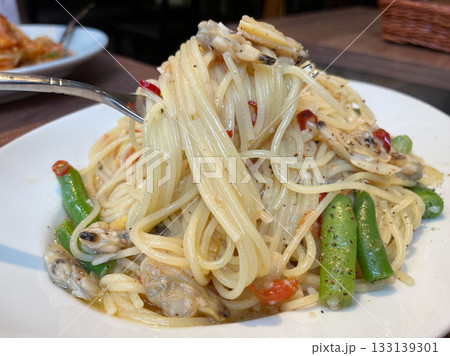 アサリとインゲンとフレッシュトマトのペペロンチーノスパゲッティ 133139301