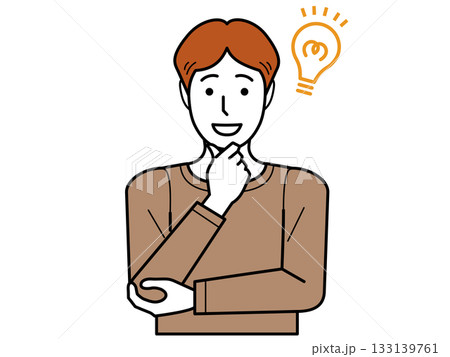 正面向き。あごに手をあて、ひらめき顔のTシャツの若い男性。 正面向き。あごに手をあて、ひらめき顔のTシャツの若い男性。 133139761