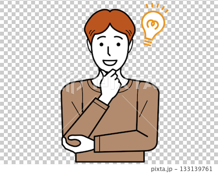 正面向き。あごに手をあて、ひらめき顔のTシャツの若い男性。 正面向き。あごに手をあて、ひらめき顔のTシャツの若い男性。 133139761