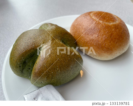 よもぎパンと全粒粉パン 風味豊かな手作りパン よもぎパンと全粒粉パン 風味豊かな手作りパン 133139781