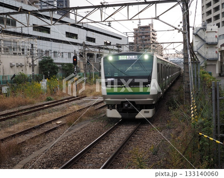 都心の線路を走行するJR中央線快速 E233系 都心の線路を走行するJR中央線快速 E233系 133140060