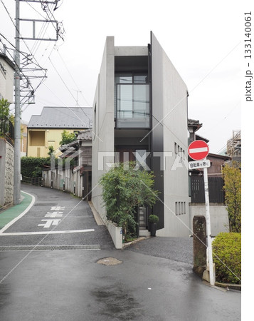 都会の狭小地に建つコンクリート打ち放しの鋭角な家 都会の狭小地に建つコンクリート打ち放しの鋭角な家 133140061