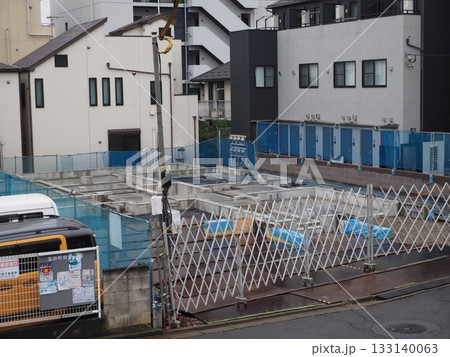 住宅街で進む新築工事の基礎と周囲の建物 133140063