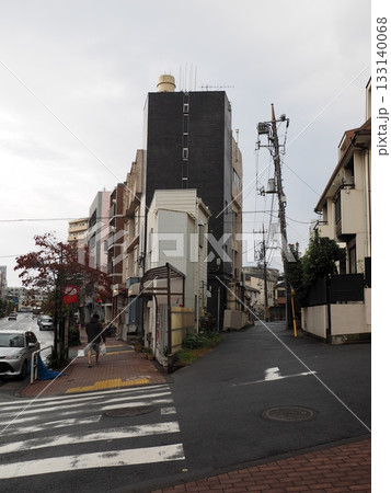 黒いビルと雑多な建物が並ぶ、東京・山王の交差点 黒いビルと雑多な建物が並ぶ、東京・山王の交差点 133140068
