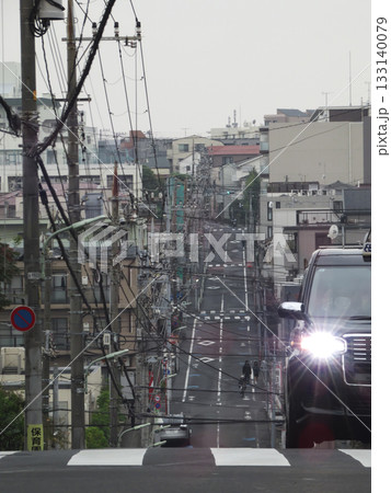 車が行き交う馬込の急な坂道 133140079