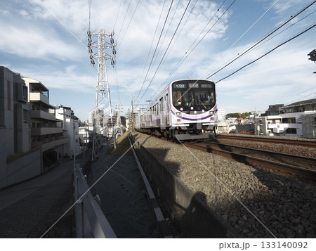 鉄塔と住宅街を走る東急池上線(雪谷大塚―石川台間) 鉄塔と住宅街を走る東急池上線(雪谷大塚―石川台間) 133140092