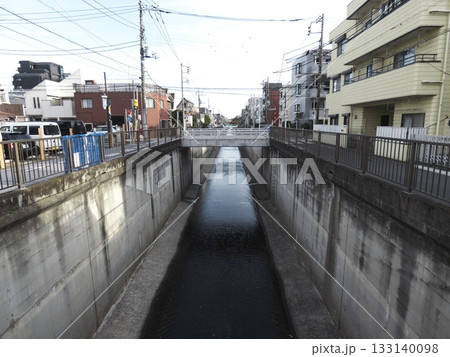 東京の住宅街を流れる呑川(東雪谷付近)の光景 東京の住宅街を流れる呑川(東雪谷付近)の光景 133140098