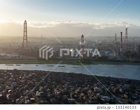 磯津海岸から見た四日市コンビナート（ドローンによる空撮） 133140133