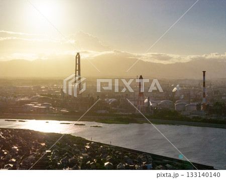 磯津海岸から見た四日市コンビナート（ドローンによる空撮） 133140140