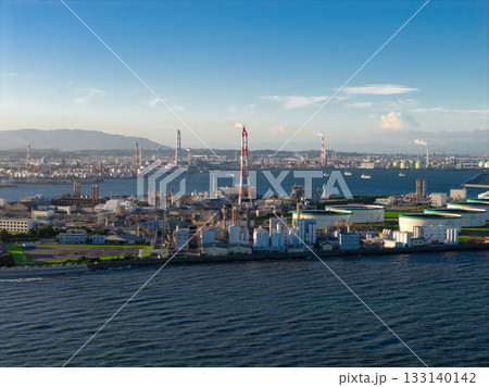 磯津海岸から見た四日市コンビナート(ドローンによる空撮) 磯津海岸から見た四日市コンビナート(ドローンによる空撮) 133140142