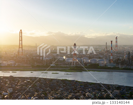 磯津海岸から見た四日市コンビナート（ドローンによる空撮） 133140144