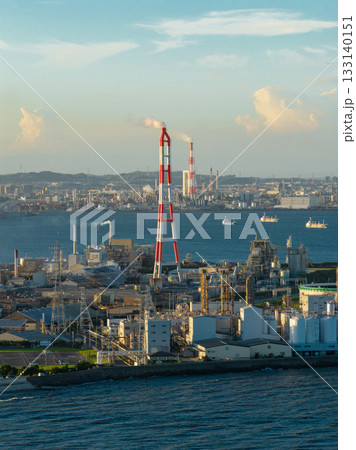 磯津海岸から見た四日市コンビナート（ドローンによる空撮） 133140151