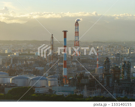 磯津海岸から見た四日市コンビナート（ドローンによる空撮） 133140155