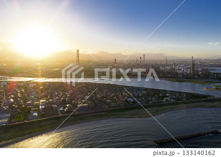 磯津海岸から見た四日市コンビナート（ドローンによる空撮） 133140162