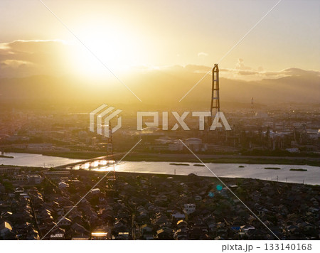 磯津海岸から見た四日市コンビナート（ドローンによる空撮） 133140168