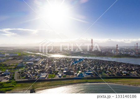 磯津海岸から見た四日市コンビナート（ドローンによる空撮） 133140186