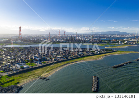 磯津海岸から見た四日市コンビナート（ドローンによる空撮） 133140191