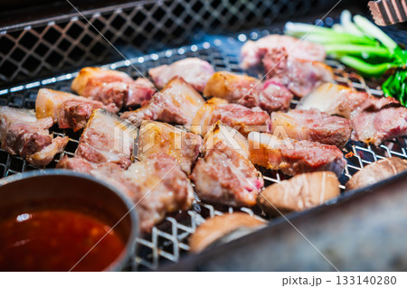 本場韓国のサムギョプサル（豚バラの焼肉） 133140280