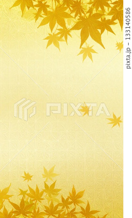 金箔のある背景デザイン。縦長で、紅葉の柄が上部と下部に描かれている。 133140586