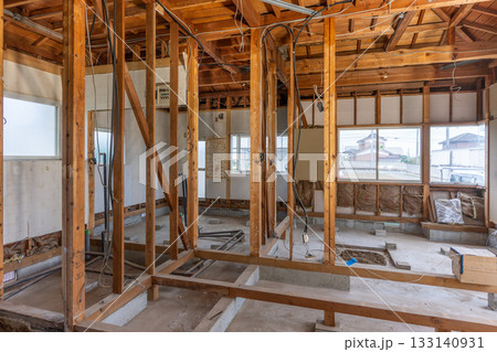 築古住宅のリフォーム工事が始まった建築現場 133140931
