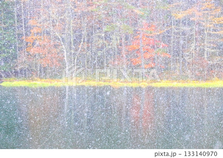 紅葉と雪降る御射鹿池 133140970