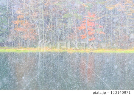 紅葉と雪降る御射鹿池 133140971