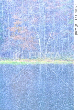 紅葉と雪降る御射鹿池 133140972