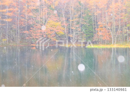 紅葉と雪降る御射鹿池 133140981