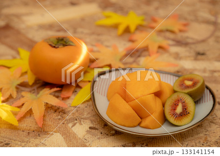 秋の味覚の柿とキウイの素材写真　レッドキウイの断面 133141154