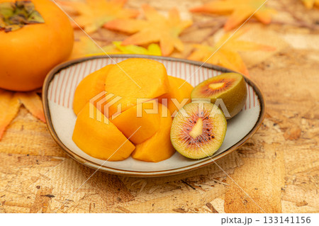 秋の味覚の柿とキウイの素材写真　レッドキウイの断面 133141156