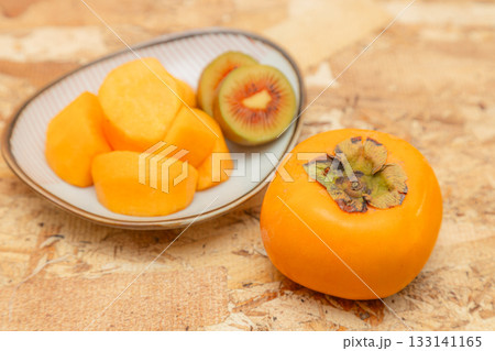 秋の味覚の柿とキウイの素材写真　レッドキウイの断面 133141165