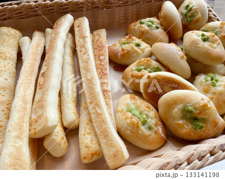 チーズチャバタと枝豆チーズパン 133141198