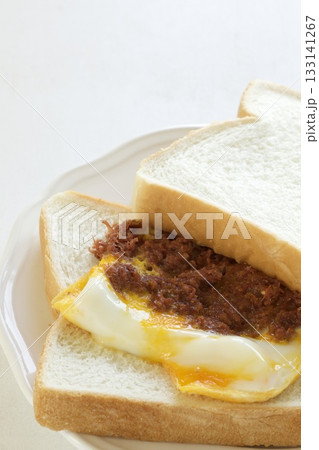 香港スタイルのコンビーフと卵のサンドイッチ 133141267
