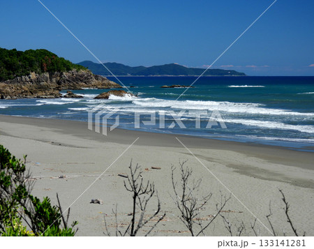 白い砂浜と青い海 133141281