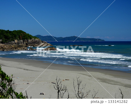 白い砂浜と青い海 133141282