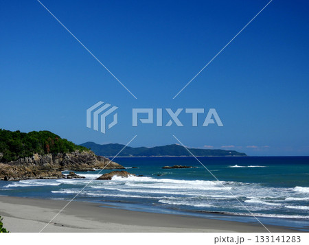 白い砂浜と青い海 133141283