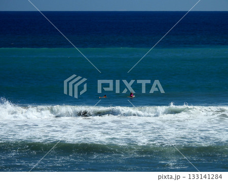 波待ちをするサーファー 133141284