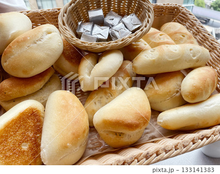 ガーリックパンとプチバゲット 133141383