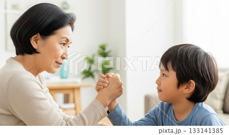 腕相撲・子ども・家族 腕相撲・子ども・家族 133141385
