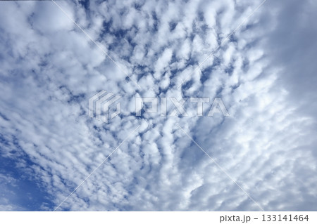 自然 気象 高積雲、中層雲。ひつじ雲を思い浮かべますが色々な形になりこの雲は波の様に見える波状雲② 自然 気象 高積雲、中層雲。ひつじ雲を思い浮かべますが色々な形になりこの雲は波の様に見える波状雲② 133141464