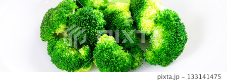 白バックに色鮮やかな茹でたブロッコリー 白バックに色鮮やかな茹でたブロッコリー 133141475