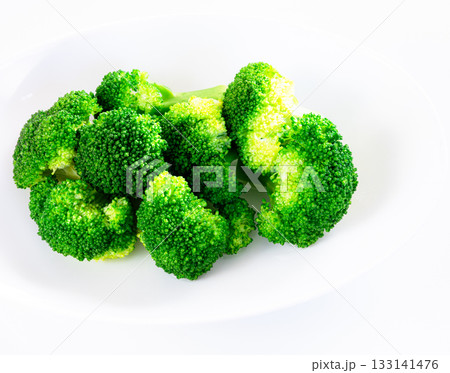 白バックに色鮮やかな茹でたブロッコリー 白バックに色鮮やかな茹でたブロッコリー 133141476