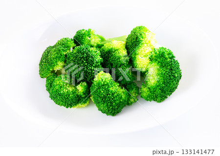白バックに色鮮やかな茹でたブロッコリー 白バックに色鮮やかな茹でたブロッコリー 133141477