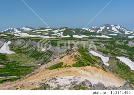北海道・大雪山 赤岳山頂から望む残雪の山並み 133141490