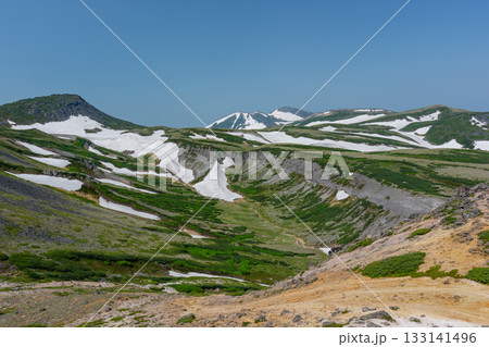 北海道・大雪山 赤岳山頂から望む残雪の山並み 北海道・大雪山 赤岳山頂から望む残雪の山並み 133141496