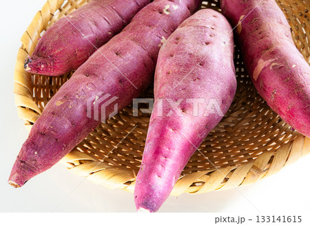 笊に入った美味しそうなサツマイモ 笊に入った美味しそうなサツマイモ 133141615